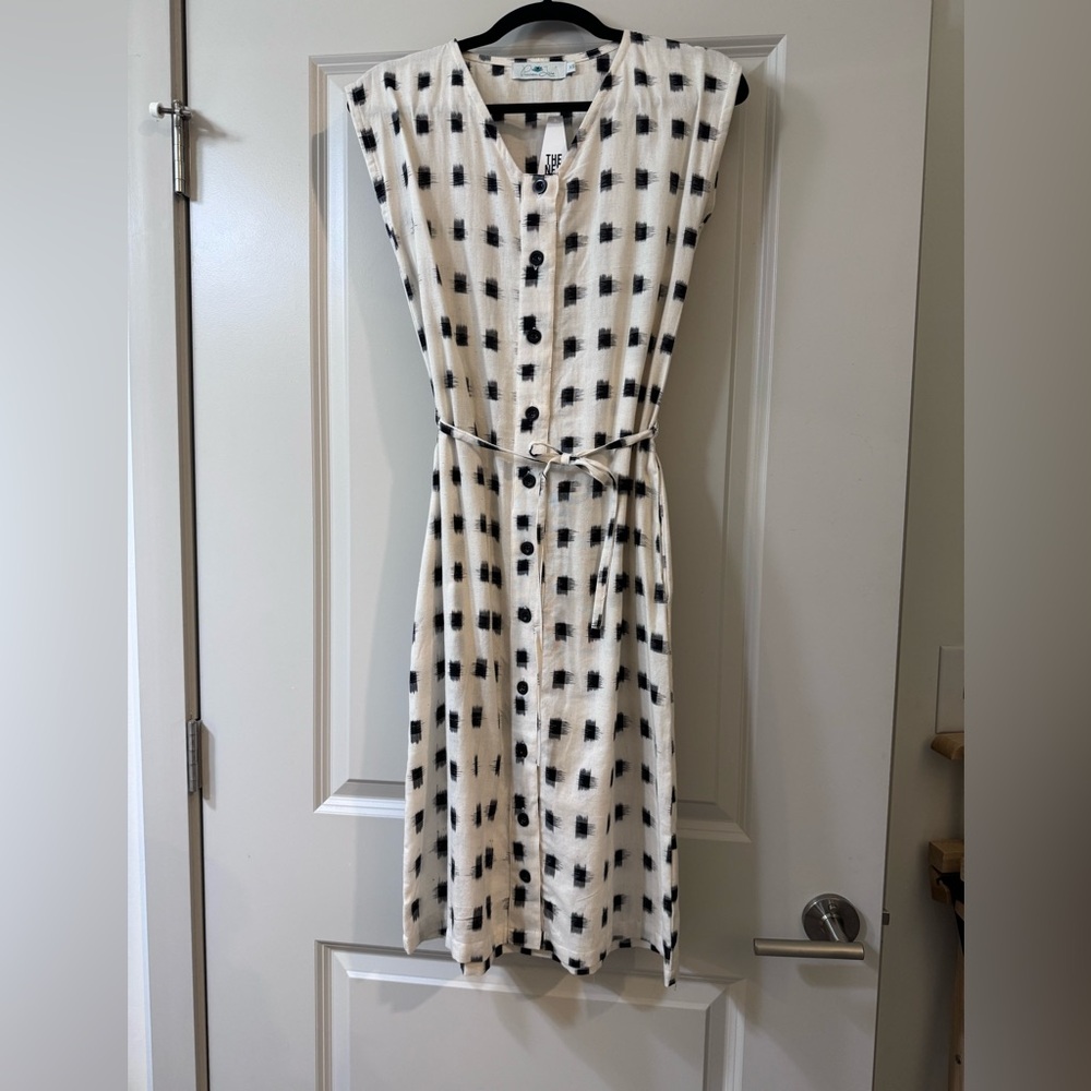 Black and White Tea Length Dress with Pockets